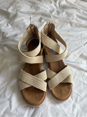 Skechers Women's Beige Crisscross Strap Sandals